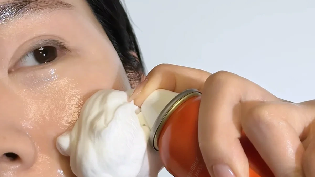 Creator dispensing GASH bubble mask directly onto the cheek